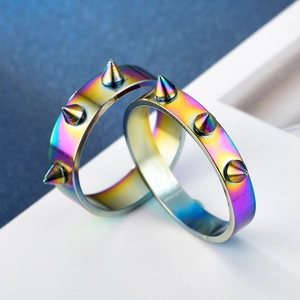 Gedetailleerde macro van regenboogkleurige punk spike ringen met kegelvormige klinknagels
