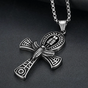 Collier pendentif croix Ankh égyptienne vintage avec scarabée sur fond de sable noir