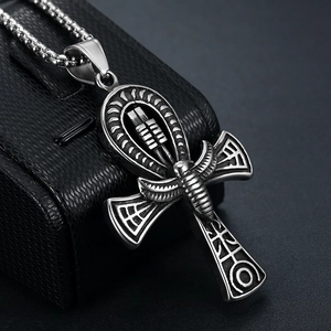 Détail du pendentif Ankh en argent avec relief de scarabée et hiéroglyphes égyptiens