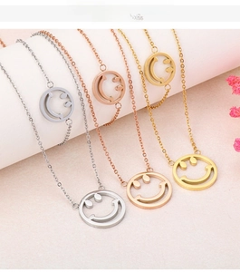 Vue détaillée des colliers avec pendentifs évidés en forme de smiley en or, argent et rose