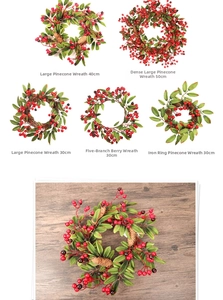 Vue détaillée de couronnes de Noël avec baies rouges, pommes de pin et feuilles