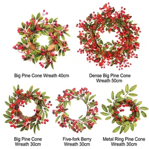 Couronnes de Noël avec pommes de pin et baies rouges en tailles 30cm, 40cm, 50cm