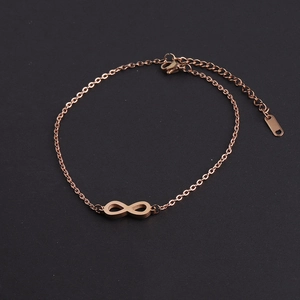 Detail van roségouden infinity-armband met kreeftsluiting en verstelbaar verlengstuk