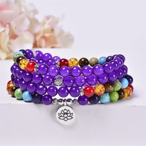 Dettaglio delle 108 perle di ametista viola con pietre colorate e ciondolo a forma di loto