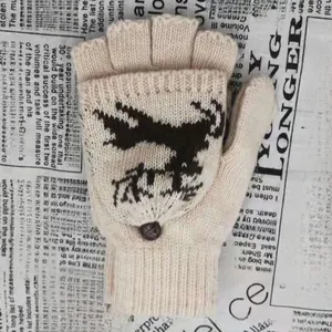 Détails du motif de cerf en tricot sur gants en laine beige avec bouton décoratif en bois