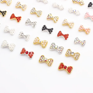 Détail macro de nœuds pour ongles en alliage avec perles et strass en couleurs variées