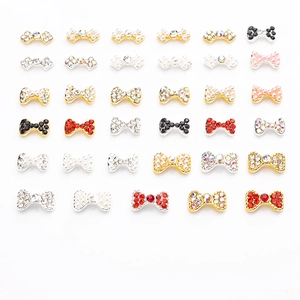 Assortiment de breloques nœuds en alliage pour ongles avec perles et strass de diverses couleurs