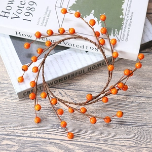 Herbstlicher Kranz mit orangen Beeren für Halloween und Erntedankfest Tischdekoration