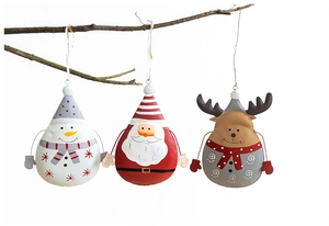 Détail des ornements de Noël en métal avec Père Noël, bonhomme de neige et renne