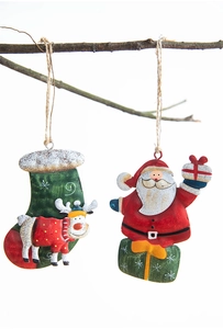 Détail d'ornements de Noël en métal avec renne et Père Noël suspendus sur du bois
