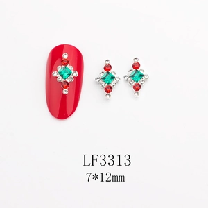 Détail du bijou d'ongle en diamant vert émeraude et strass rouges, 7x12 mm