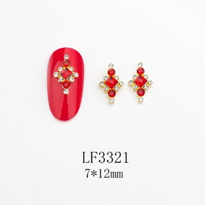 Vue macro de bijoux d'ongles losange rouge 7x12mm avec monture dorée et petits strass