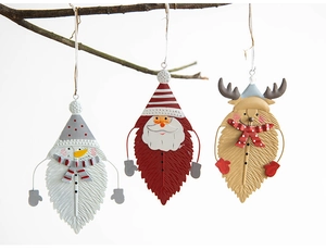 Détail de suspensions de Noël en métal avec motifs de feuilles sur une branche