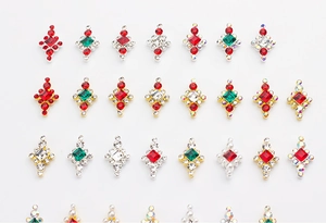 Vue macro de bijoux d'ongles en forme de losange avec strass colorés et perles