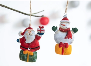 Gros plan de suspensions de Noël vintage en métal avec corde en jute sur un sapin