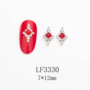 Bijoux à ongles avec pierre rouge carrée et cristaux clairs pour manucure mariée