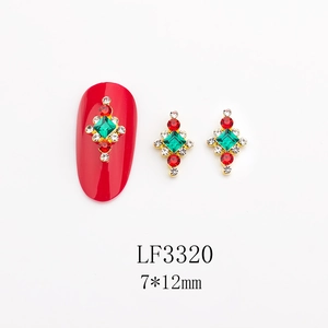 Détail de bijoux d'ongles vintage 7x12mm avec strass rouges et verts en losange
