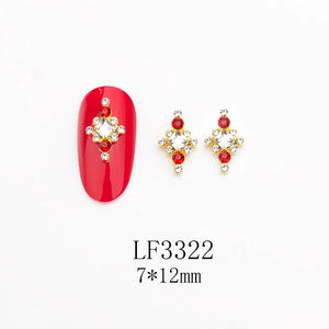 Bijou à ongles doré 7x12mm avec zircon carré et strass rouges en gros plan précis