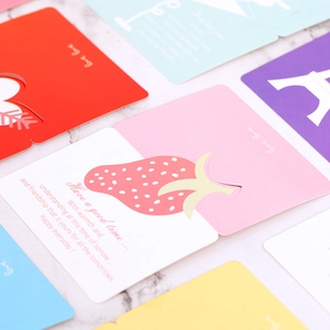 Cartes de vœux pastel avec cœur évidé et motifs fraises sur fond de marbre chic