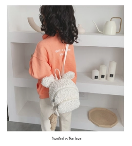 Détail du sac à dos en peluche bouclée blanche pour enfant avec oreilles d'ours mignonnes
