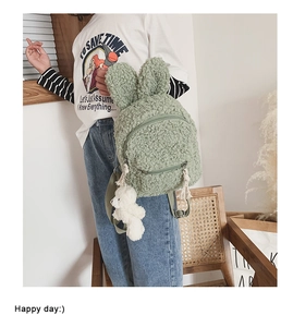 Détail du sac à dos en peluche vert clair pour enfant avec oreilles de lapin et ourson