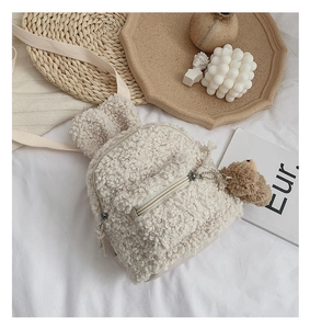 Détail du sac à dos pour enfant en laine d'agneau crème avec oreilles de lapin et ours