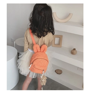 Détail du sac à dos en laine d'agneau orange pour enfant avec oreilles de lapin