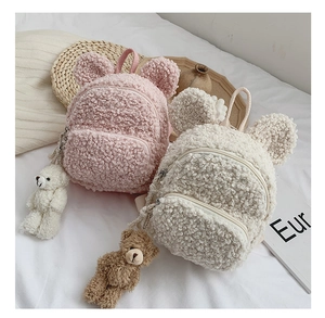 Détail de sacs à dos en laine d'agneau pour enfants avec oreilles d'ours et peluche