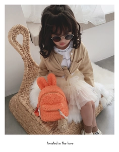 Détail du sac à dos enfant en polaire sherpa orange avec oreilles de lapin et ourson