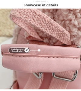 Vue détaillée du sac à dos enfant en peluche rose avec poignée en similicuir durable