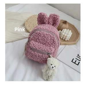 Détail du sac à dos enfant violet en sherpa avec oreilles de lapin et peluche ours