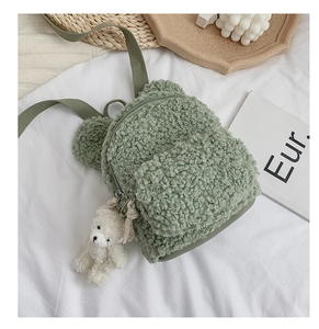 Détail du sac à dos enfant en laine d'agneau verte avec peluche douce et charme d'ours