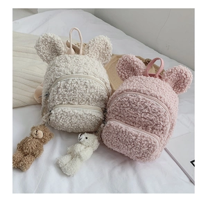Détail de sacs à dos pour enfants en laine d'agneau avec oreilles d'ours mignon