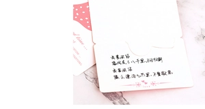 Détail d'une carte de vœux coeur avec pois roses et texte romantique d'amour