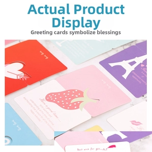Détail de cartes de vœux colorées avec motifs évidés en cœur et fraise design