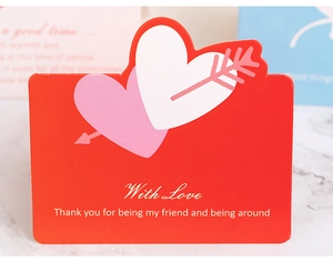 Vue macro d'une carte de vœux cœur rouge avec les textes With Love et Thank You