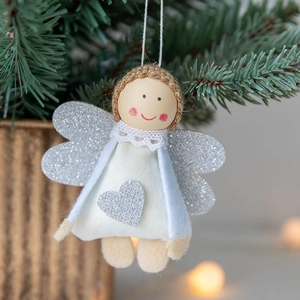 Handgefertigter Weihnachtsengel aus Wollfilz mit Glitzerflügeln am Weihnachtsbaumzweig