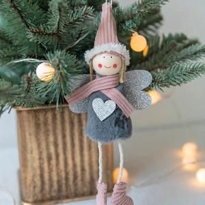 Charmanter Weihnachtsengel aus Wollfilz mit rosa Samthut am geschmückten Weihnachtsbaum
