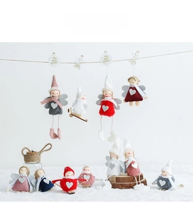 Detailaufnahme von Weihnachtswichtel-Engeln aus Filz mit Paillettenherzen und Mützen