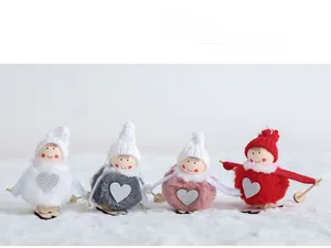 Detailansicht von vier Weihnachtsengeln aus Filz mit Holzskiern und Herz-Pailletten