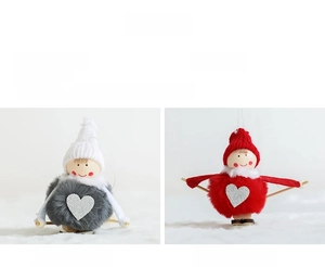 Details von Wollfilz-Engeln mit Holzgliedern und rotem Herz für den Weihnachtsbaum