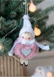 Nahaufnahme der rosa-weißen Plüsch-Engelanhänger mit Strickmützen am Weihnachtsbaum