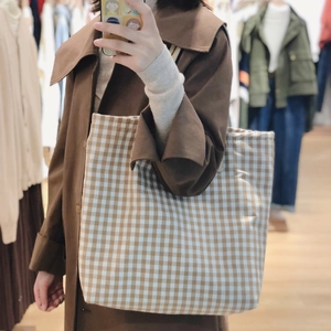 Borsa tote a scacchi marroni in stile giapponese con manico in pelle indossata a spalla