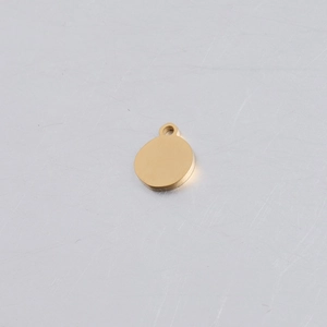 Détail d'un pendentif rond en acier inoxydable doré de 1mm pour la création de bijoux
