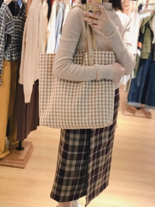 Ampia borsa tote a scacchi beige con manici in pelle per studentesse e uso quotidiano