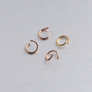 Gros plan sur des anneaux ouverts de 10mm en acier inoxydable rose doré et bronze