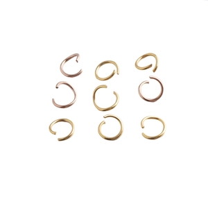 Détail d'anneaux ouverts de 10mm en acier inoxydable doré, rose doré et couleur bronze