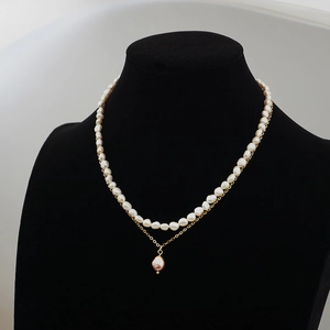 Collier double rang en perles d'eau douce baroques avec chaîne dorée et pendentif