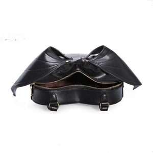 Schwarzer Gothic Lederrucksack mit Fledermausflügeln und dunkelrotem Innenfutter