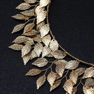 Elegant gold leaf headband made of polished alloy wire for a minimalist style